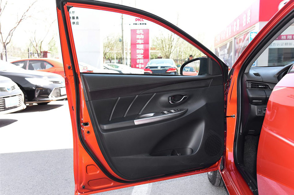 2015款 1.5G 自动橙色限量版 座椅空间