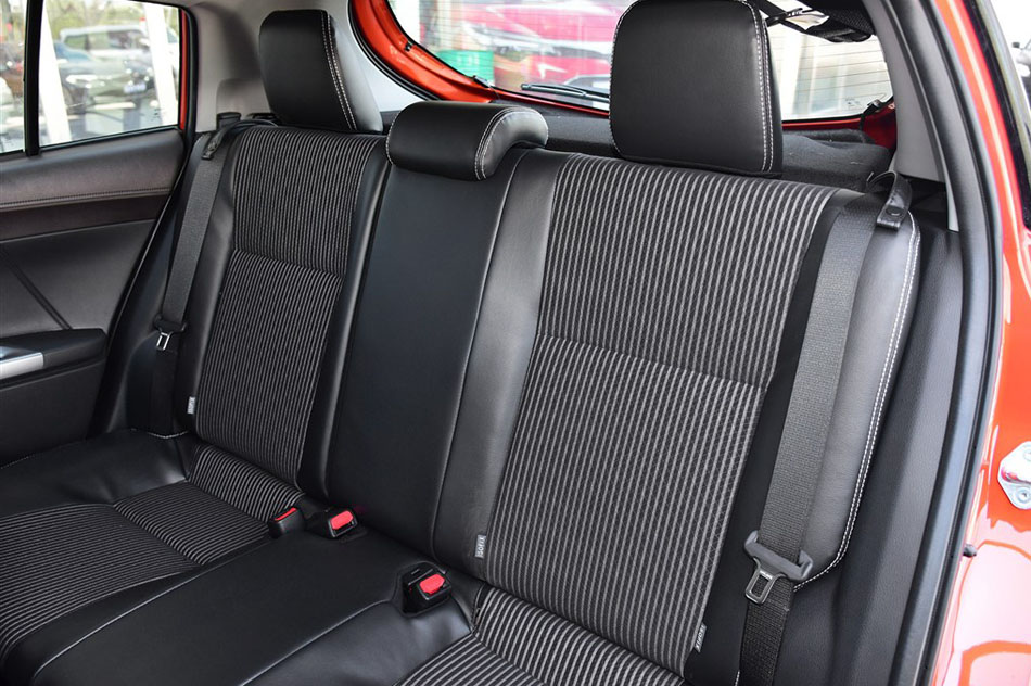 2015款 1.5G 自动橙色限量版 座椅空间