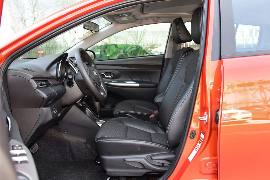 2015款 1.5G 自动橙色限量版 座椅空间