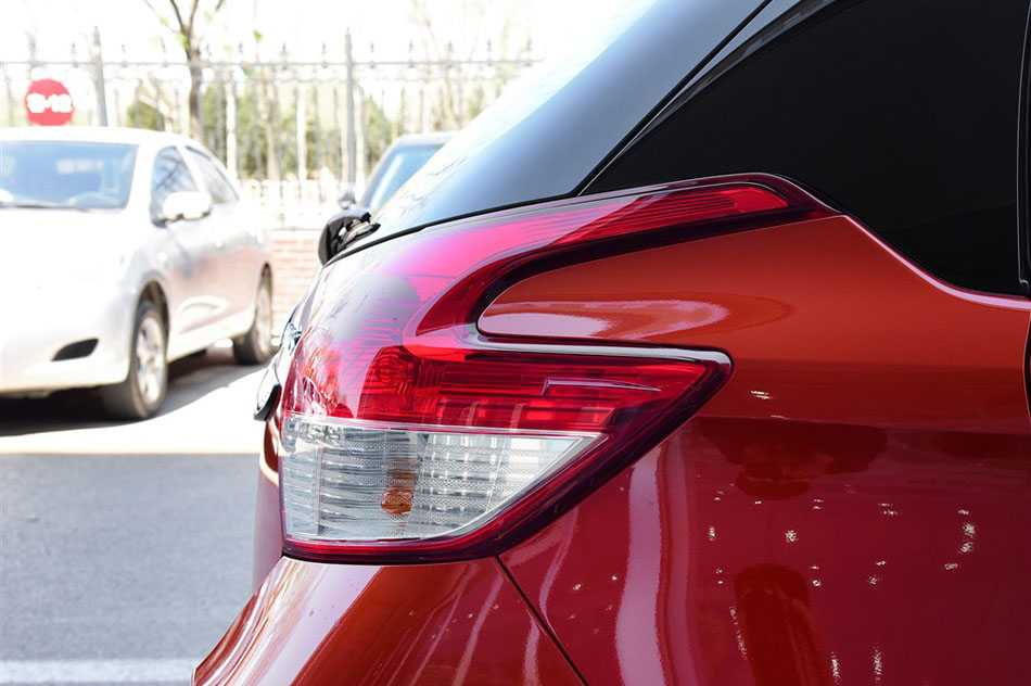 2015款 1.5G 自动橙色限量版 细节