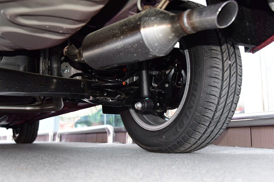 2015款 1.5G 自动橙色限量版 引擎底盘