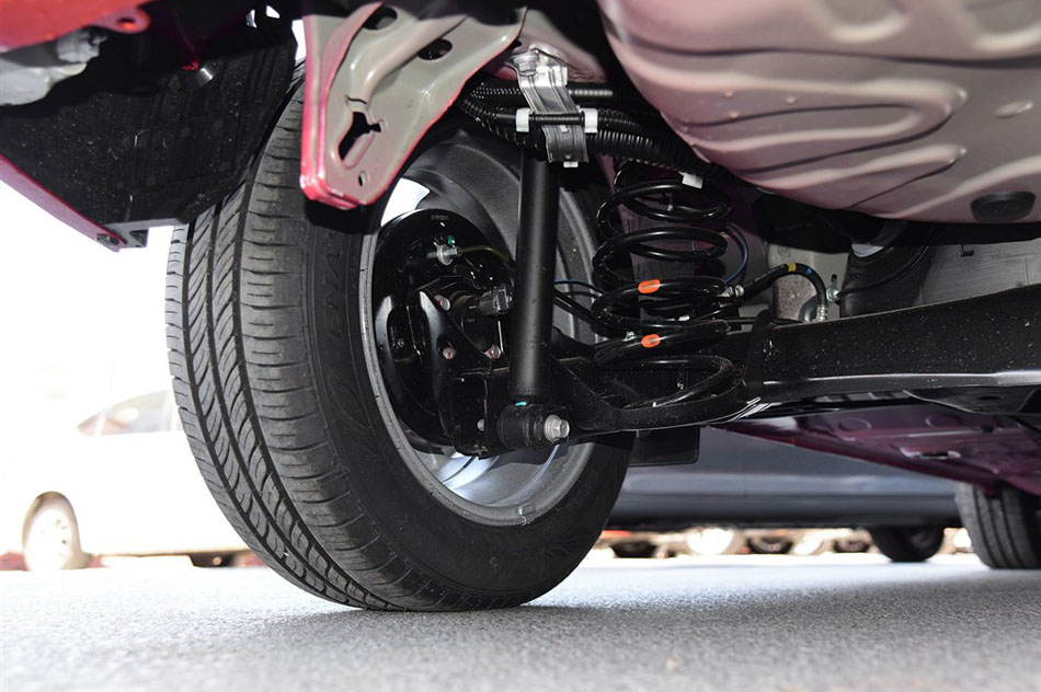 2015款 1.5G 自动橙色限量版 引擎底盘