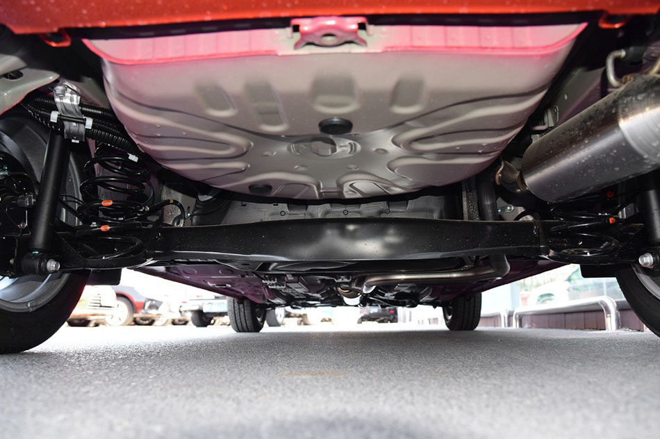 2015款 1.5G 自动橙色限量版 引擎底盘