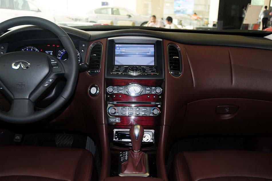 2013款 2.5L 两驱尊雅版 内饰