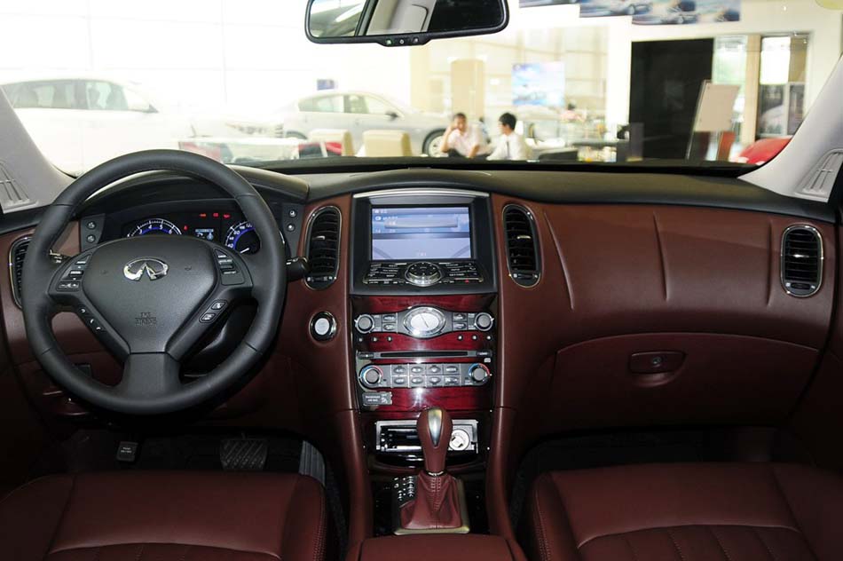 2013款 2.5L 两驱尊雅版 内饰