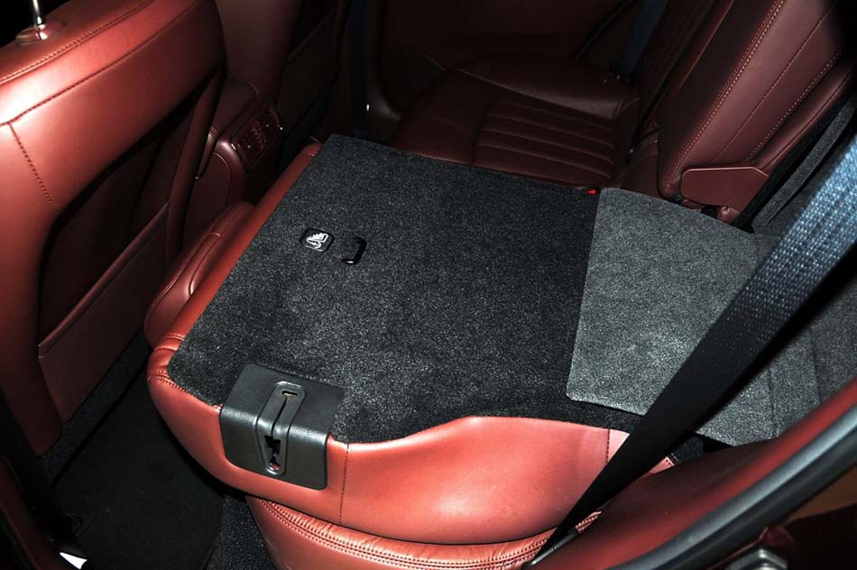 2013款 2.5L 两驱尊雅版 座椅空间