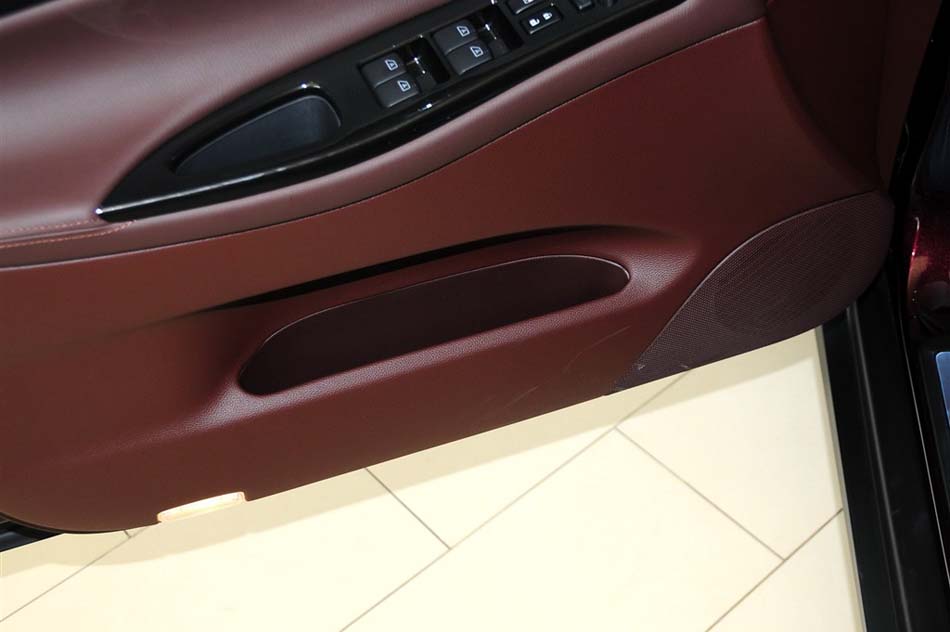 2013款 2.5L 两驱尊雅版 座椅空间