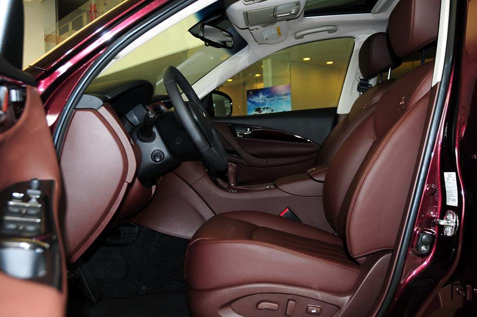 2013款 2.5L 两驱尊雅版 座椅空间