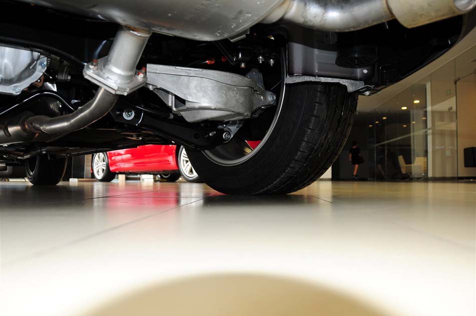 2013款 2.5L 两驱尊雅版 引擎底盘