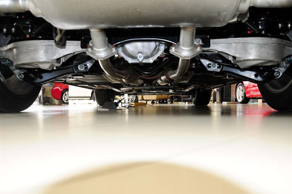 2013款 2.5L 两驱尊雅版 引擎底盘