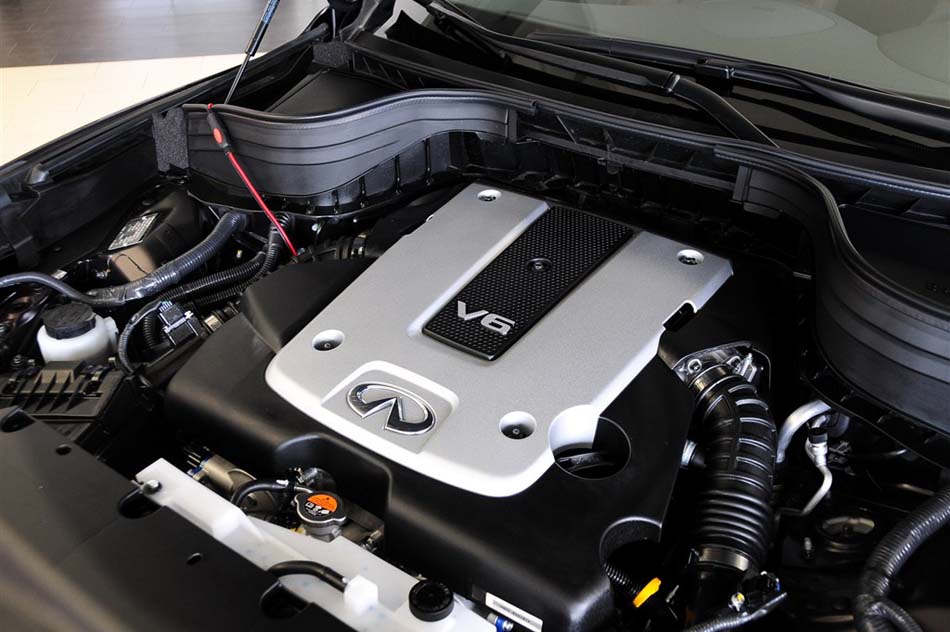 2013款 2.5L 两驱尊雅版 引擎底盘