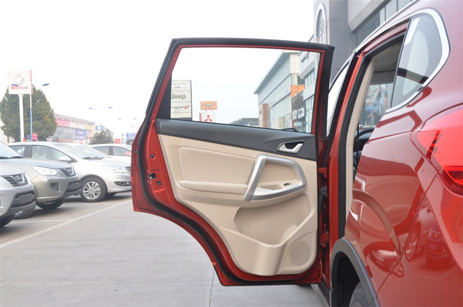 2014款 2.0L CVT 家尊版 座椅空间