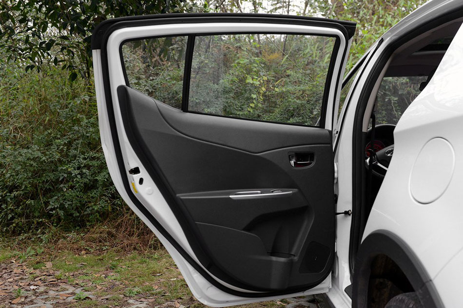 2014款 1.5L 手动豪华型 座椅空间