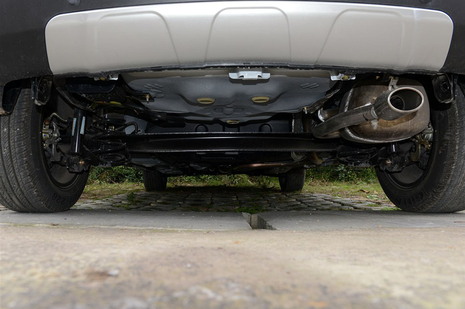 2014款 1.5L 手动豪华型 引擎底盘