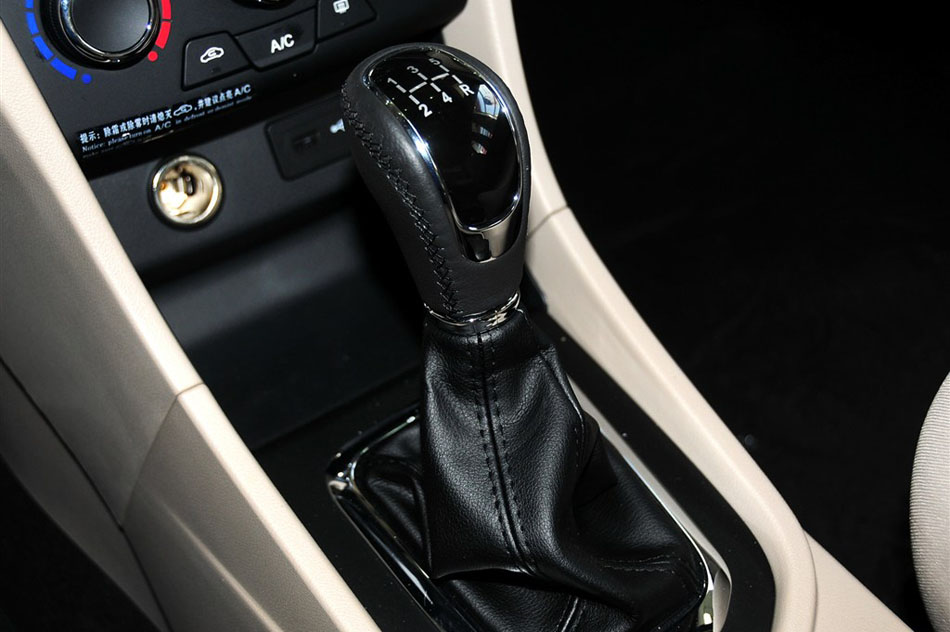 2015款 1.5L 手动够真版 内饰