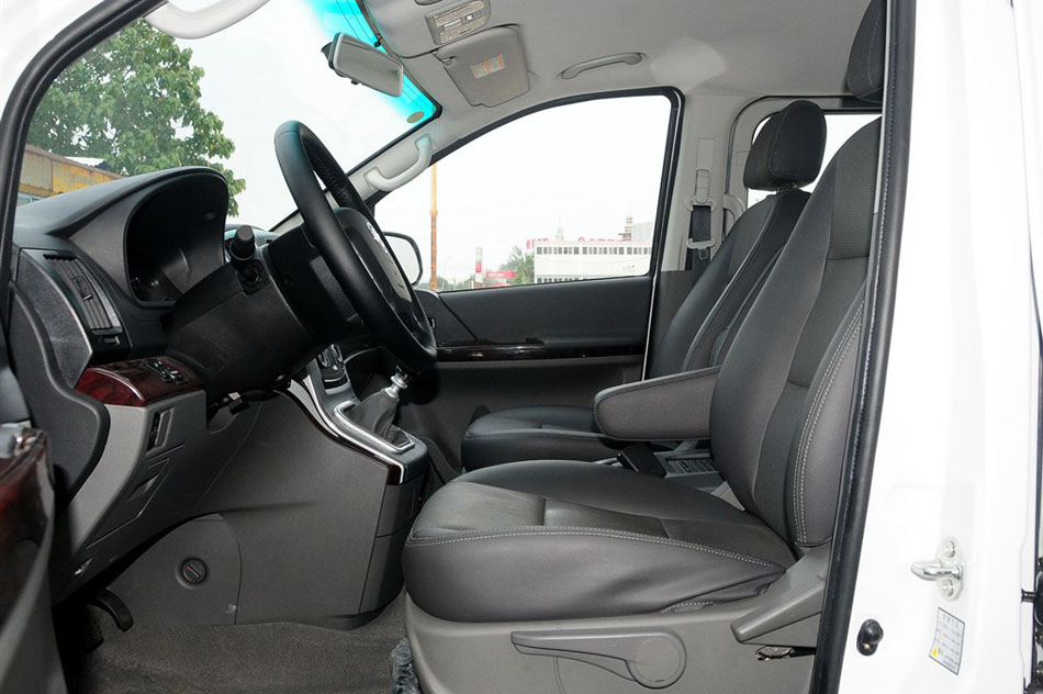 2014款 2.4L 商务型 座椅空间