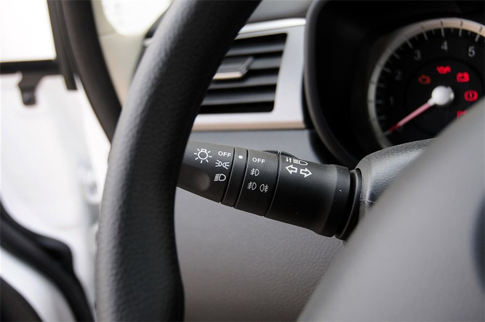 2014款 1.6L MT 手动炫酷版 内饰