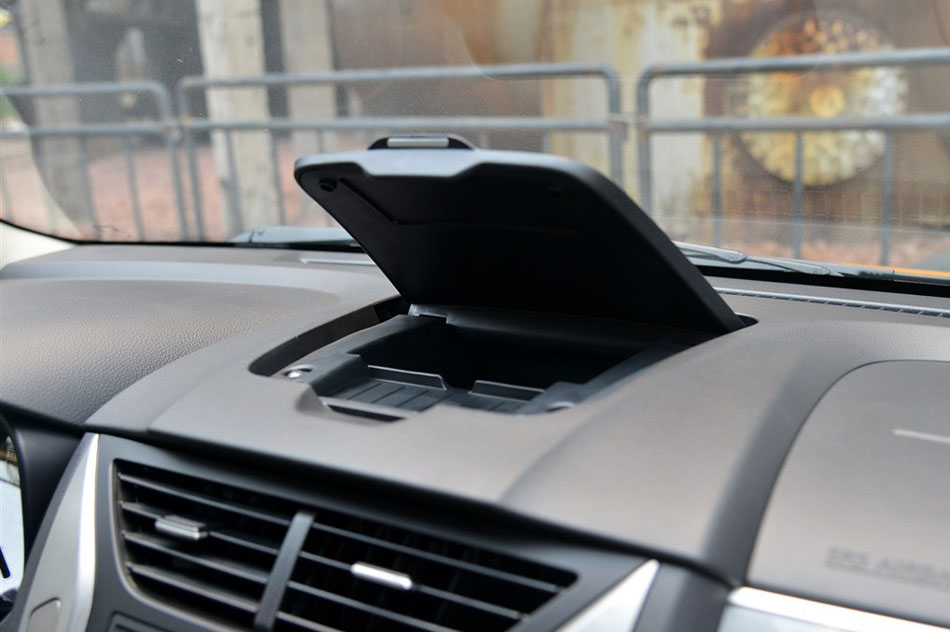 2015款 1.6L 手动北斗导航版 内饰