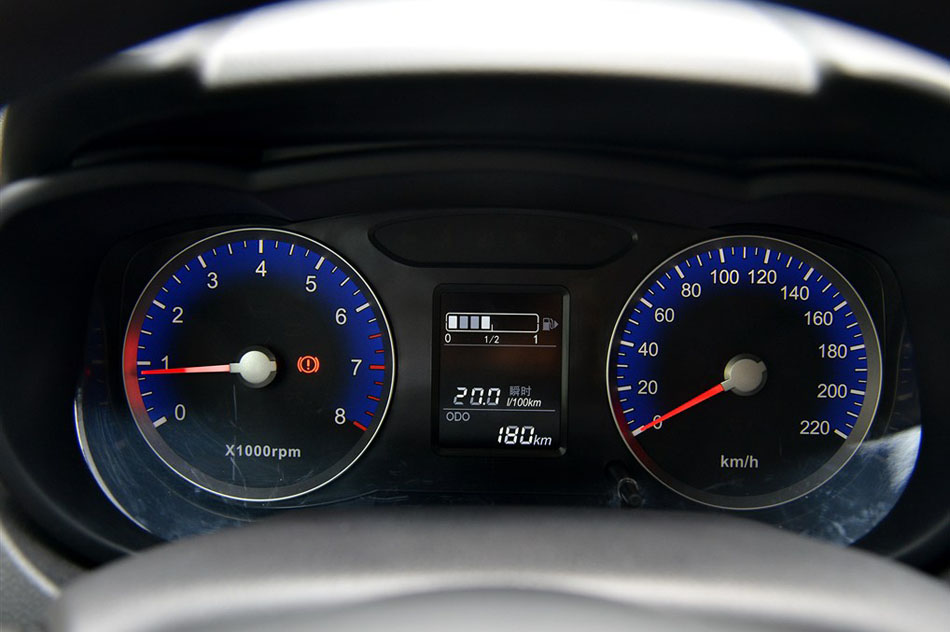 2015款 1.6L 手动北斗导航版 内饰