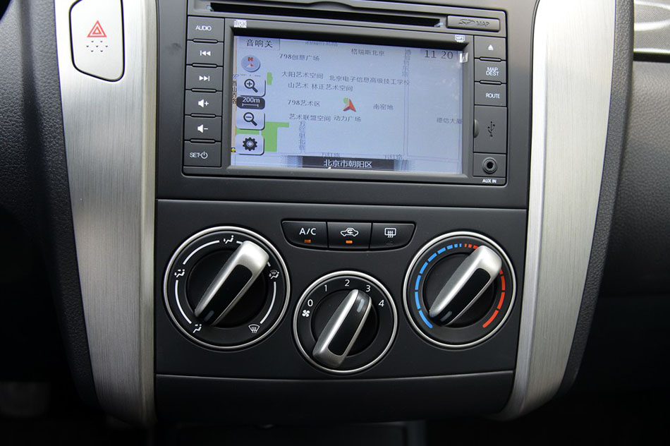 2015款 1.6L 手动北斗导航版 内饰