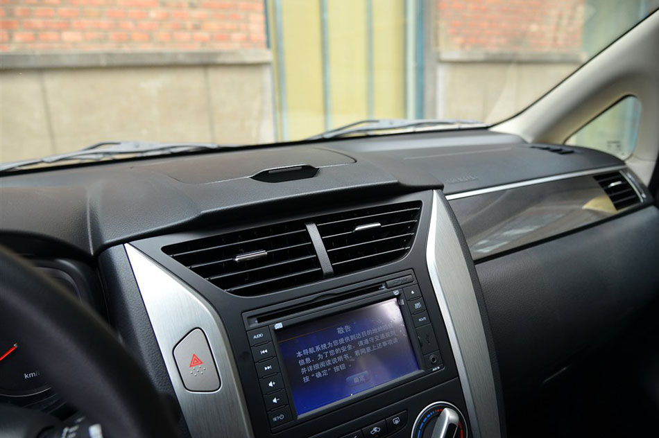 2015款 1.6L 手动北斗导航版 内饰
