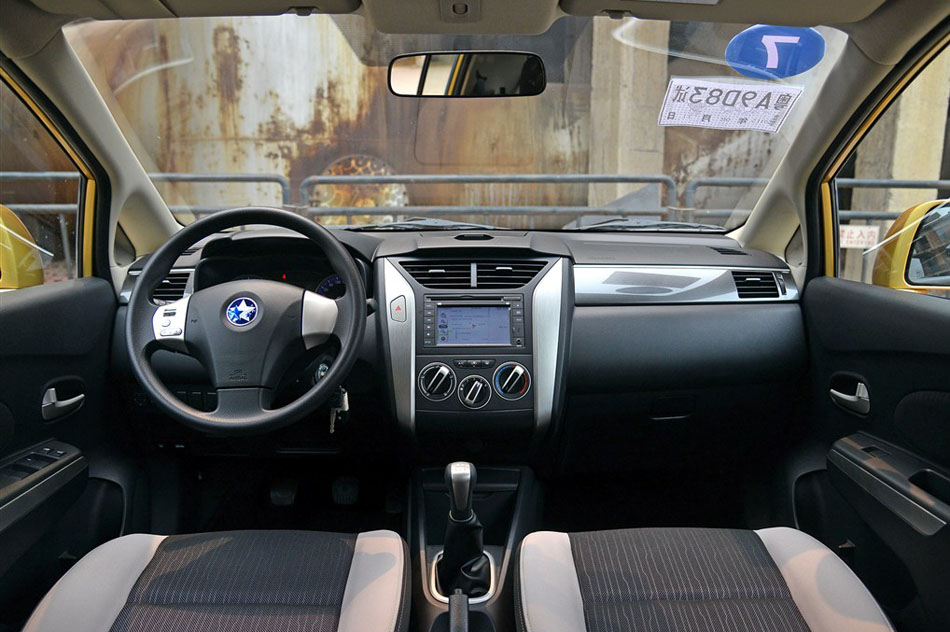 2015款 1.6L 手动北斗导航版 内饰