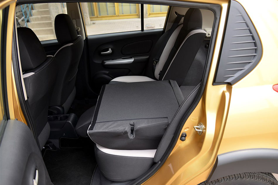 2015款 1.6L 手动北斗导航版 座椅空间