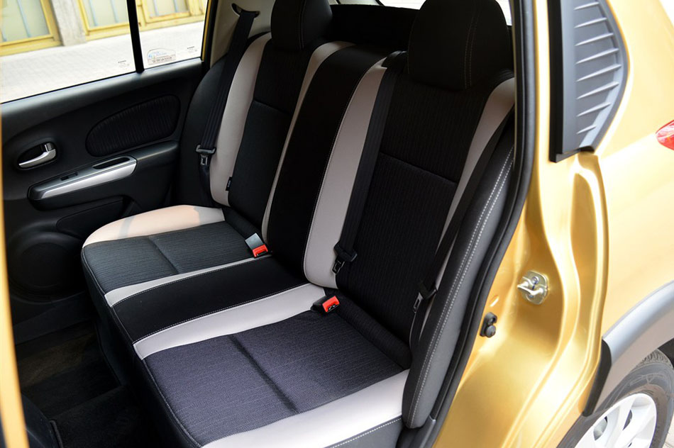 2015款 1.6L 手动北斗导航版 座椅空间