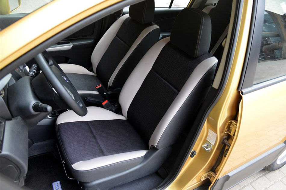 2015款 1.6L 手动北斗导航版 座椅空间