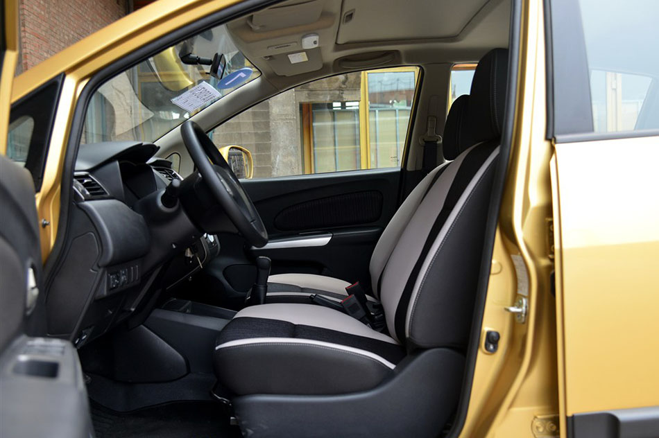 2015款 1.6L 手动北斗导航版 座椅空间