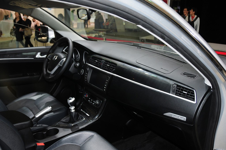 2013款 MT两驱豪华型 内饰