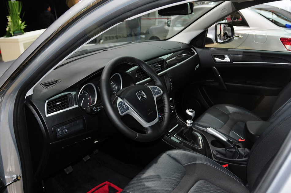 2013款 MT两驱豪华型 内饰