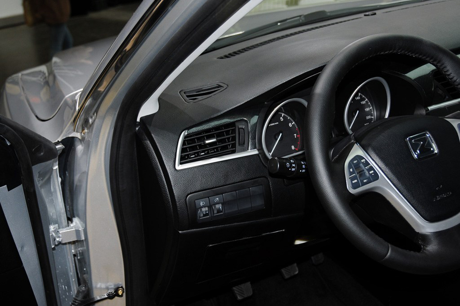 2013款 MT两驱豪华型 内饰