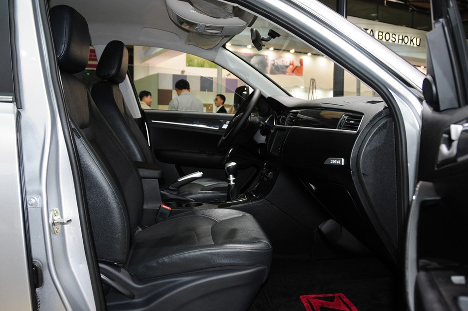 2013款 MT两驱豪华型 座椅空间