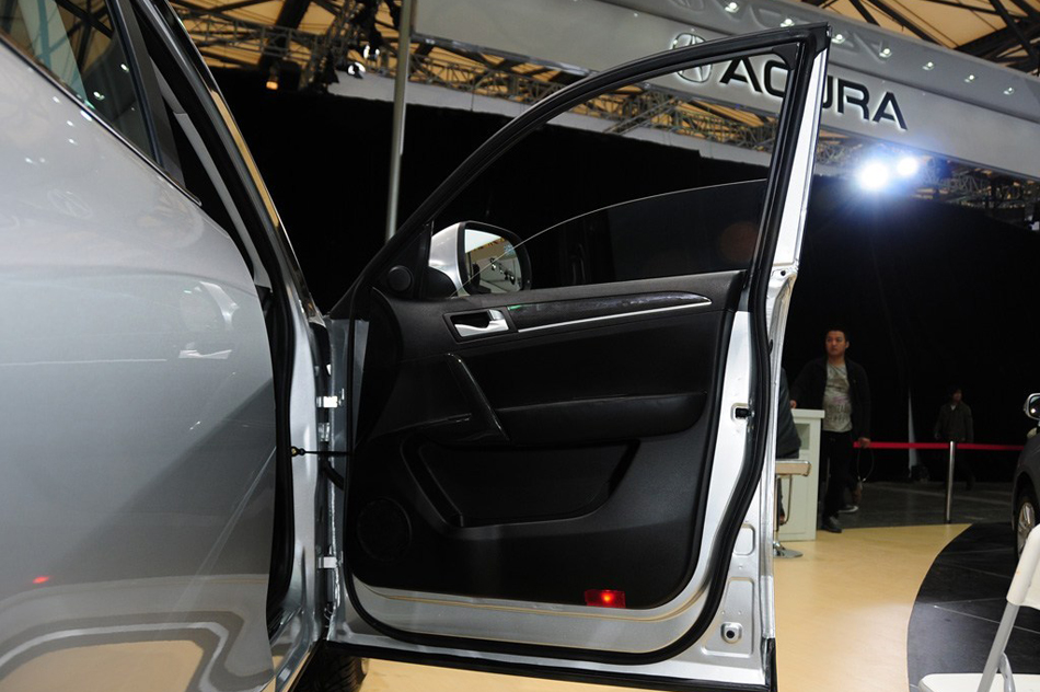 2013款 MT两驱豪华型 座椅空间