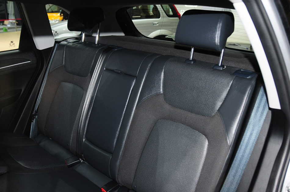 2013款 MT两驱豪华型 座椅空间