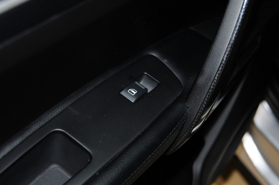 2013款 MT两驱豪华型 座椅空间