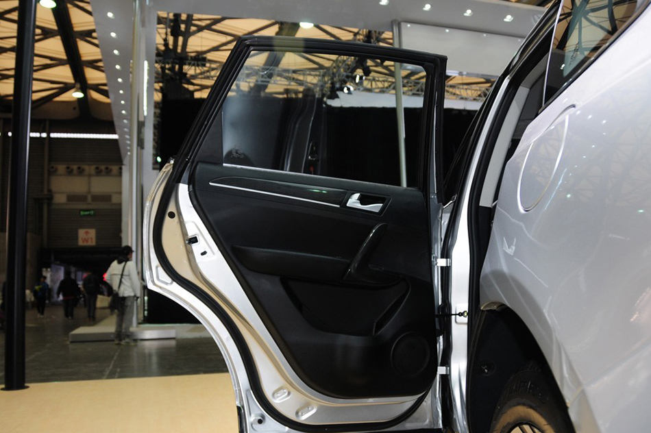 2013款 MT两驱豪华型 座椅空间