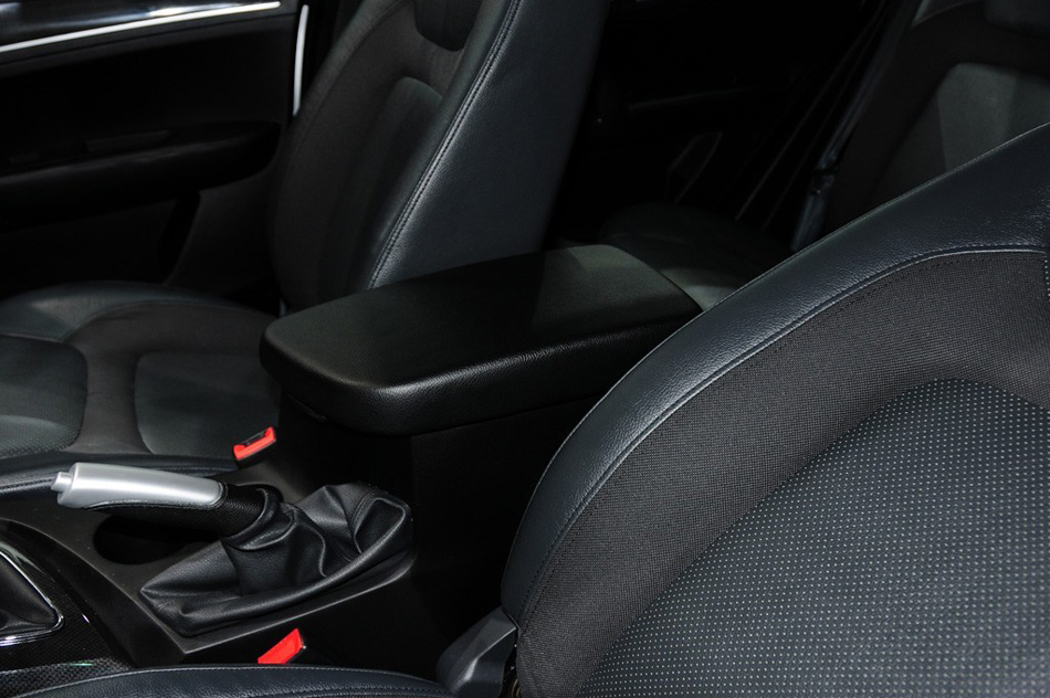 2013款 MT两驱豪华型 座椅空间