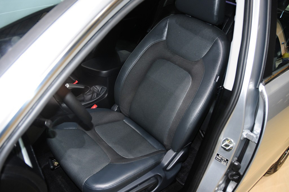 2013款 MT两驱豪华型 座椅空间
