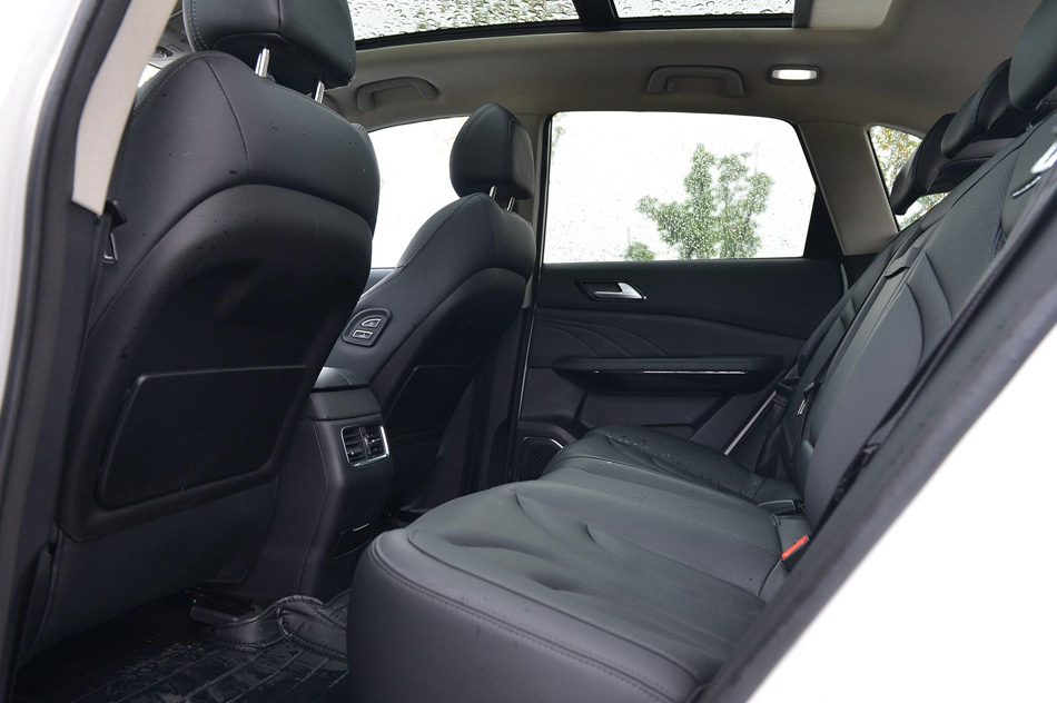 2019款 1.5T 自动尊贵型 座椅空间
