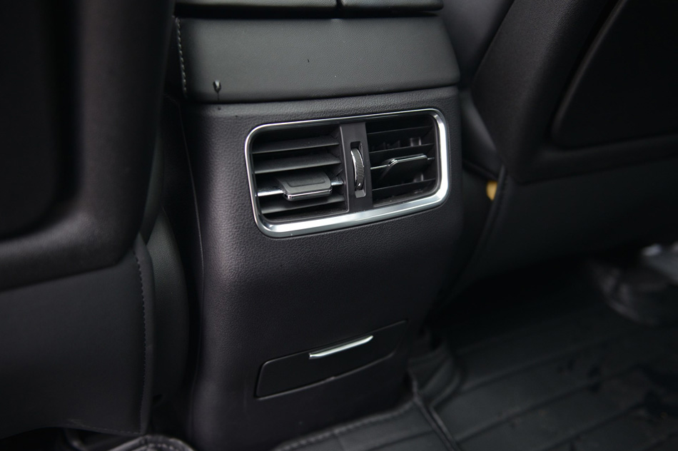 2019款 1.5T 自动尊贵型 座椅空间