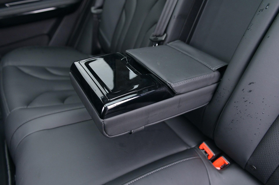 2019款 1.5T 自动尊贵型 座椅空间