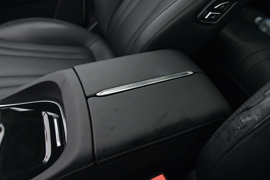 2019款 1.5T 自动尊贵型 座椅空间