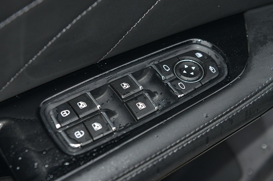 2019款 1.5T 自动尊贵型 座椅空间