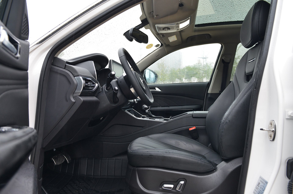 2019款 1.5T 自动尊贵型 座椅空间