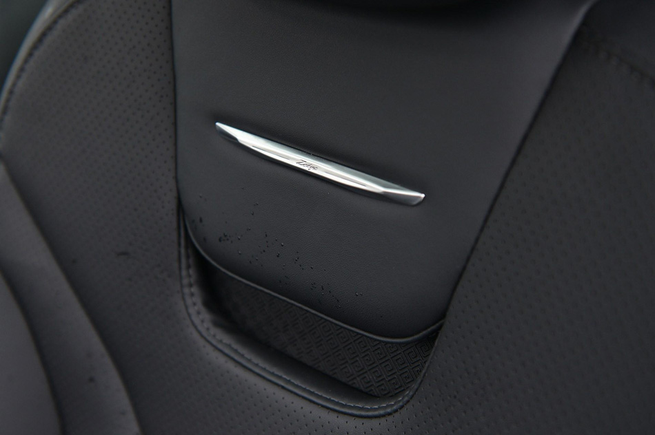 2019款 1.5T 自动尊贵型 座椅空间