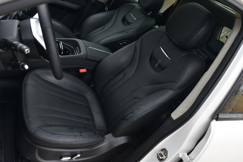 2019款 1.5T 自动尊贵型 座椅空间