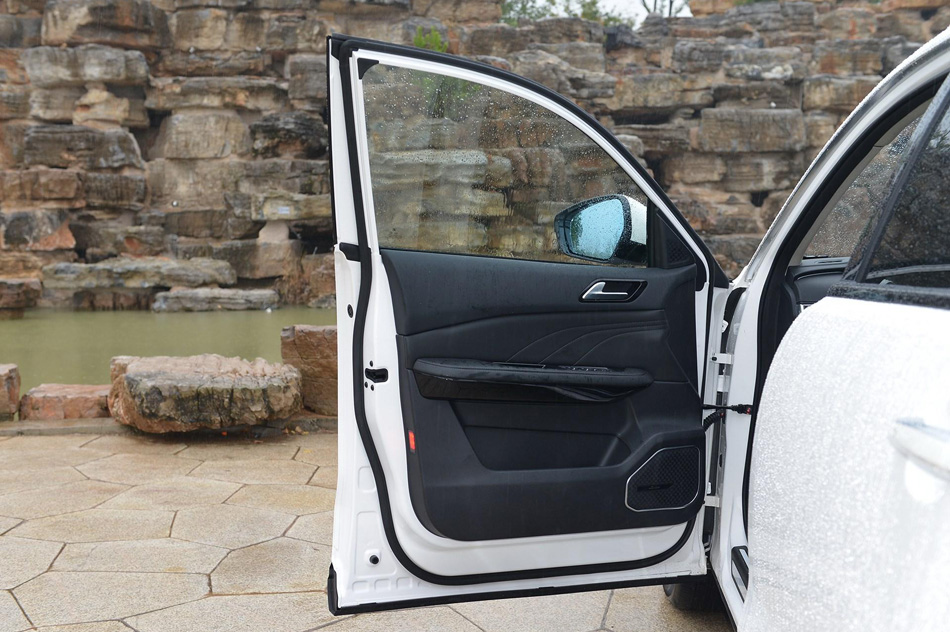 2019款 1.5T 自动尊贵型 座椅空间