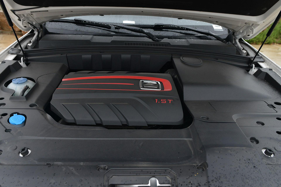 2019款 1.5T 自动尊贵型 引擎底盘